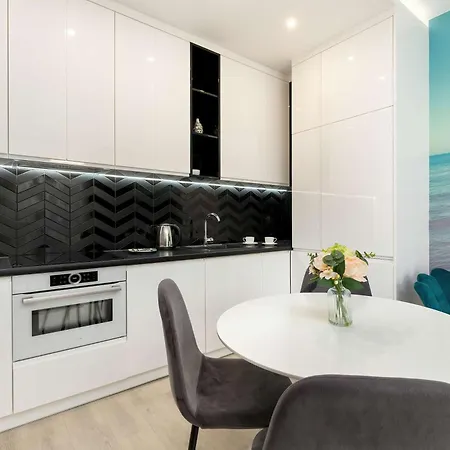 Hallera Chic For 4 Guests With Balcony & Parking By Renters